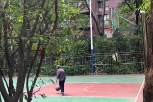 ??這阿婆單手一投一個準，姜還是老的辣??