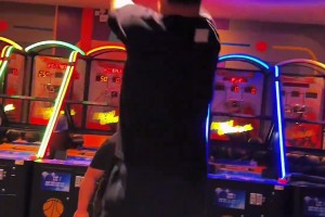 兄弟：倆幣玩了一個下午！老板：這倆幣玩了一個下午！